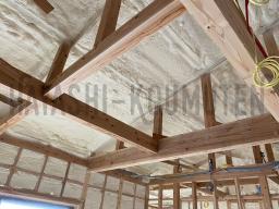 壁から屋根まで発泡ウレタンで包み込まれました！隙間なく施工できる断熱性能の高い発泡ウレタンを使うとエアコンで調節した温度が逃げにくいので電気代などの節約にも繋がりますよ！---- COPYRIGHT©2020 霧島市 TDホーム霧島（有）林工務店 ----