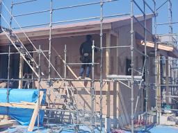 ノボパンの施工が行なわれました！「ノボパン」とは、写真の茶色い壁材の事です。耐力面材と呼ばれるもので、1枚のパネルで柱や桁などを繋ぐことで筋違いの代わりになり、地震などの横揺れに強い家にすることができます！---- COPYRIGHT©2020 霧島市 TDホーム霧島（有）林工務店 ----