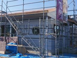 外壁を貼る前に遮熱シートを施工します。家全体を包み込んで、家の断熱性を高めています！---- COPYRIGHT©2020 霧島市 TDホーム霧島（有）林工務店 ----