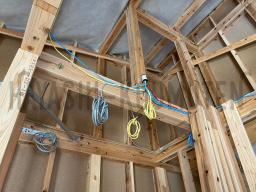 電気配線工事が進められました。配線は、ユニット配線と言う工場であらかじめ組まれたものを使用しています。 青がスイッチ、黄色が照明、赤が専用電源と言う風に 色分けしてあり、分かりやすくなっています。---- COPYRIGHT©2020 霧島市 TDホーム霧島（有）林工務店 ----