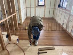 床板の施工が進められました！グレースミディアム柄という柄のフローリング材が施工されます。---- COPYRIGHT©2020 霧島市 TDホーム霧島（有）林工務店 ----