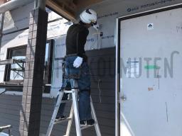 寸法を測りながらサイディングをカットして、専用の金具に 引っ掛けながら取り付けていきます！---- COPYRIGHT©2020 霧島市 TDホーム霧島（有）林工務店 ----
