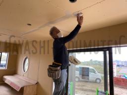 クロス工事の最初は、パテ塗り作業から行われます。---- COPYRIGHT©2020 霧島市 TDホーム霧島（有）林工務店 ----