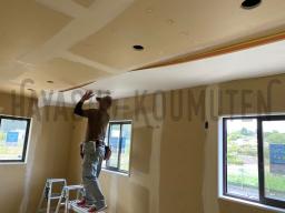 家中の凸凹を平らにし終わって、やっとクロスが貼られていきます！---- COPYRIGHT©2020 霧島市 TDホーム霧島（有）林工務店 ----