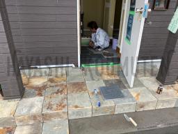 玄関に天然石の錆石タイルが貼られました(*´∇｀*) ゴツゴツしたタイルが自然の風合いでおしゃれに仕上がってます！---- COPYRIGHT©2020 霧島市 TDホーム霧島（有）林工務店 ----