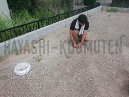 縄張りを行いました！ 縄張りは、家の建つ場所を縄で囲って配置を視覚化する作業になります！ 図面通りの場所に杭を打ち、グルッと一周縄を巻き付けていきます。 ---- COPYRIGHT©2019 霧島市 TDホーム霧島（有）林工務店 ----