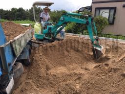 最初に、基礎を作る所を掘る「床掘り」と言う作業が行なわれます---- COPYRIGHT©2019 霧島市 TDホーム霧島（有）林工務店 ----