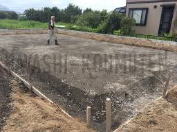 砕石を敷いた所を転圧機でしっかりと締め固めています。こうすることで地盤を強くすることができます！---- COPYRIGHT©2019 霧島市 TDホーム霧島（有）林工務店 ----