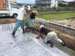 防湿シートを全体に被せ、周りに捨てコンクリートの打設を行ないました！このコンクリートは、基礎の型枠を設置するコンクリートになります！---- COPYRIGHT©2019 霧島市 TDホーム霧島（有）林工務店 ----