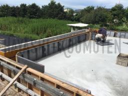 ベースコンクリートが固まったら立ち上がり部分の型枠を組み、さらにコンクリート打設が行なわれます！---- COPYRIGHT©2019 霧島市 TDホーム霧島（有）林工務店 ----