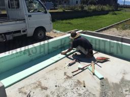 コンクリートがしっかりと固まり、型枠を解体した後に、基礎断熱材を取り付けています！外部に面する部分に基礎断熱材を施工することでコンクリートから伝わる外部の熱を遮断しています！---- COPYRIGHT©2019 霧島市 TDホーム霧島（有）林工務店 ----