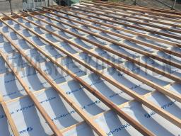 屋根を作る前に「遮熱シート」が敷き込まれました。このシートは太陽から受ける熱を反射することができるシートです！屋根が一番熱を受ける部分なのでシートを敷くことで部屋の中も涼しくなります！シートを敷いた後、『垂木（たるき）』と呼ばれる木材を並べていきます！垂木を設置することで遮熱シートと屋根の間に通気層ができるので 屋根の湿気や熱を排出できる仕組みになっています！---- COPYRIGHT©2019 霧島市 TDホーム霧島（有）林工務店 ----