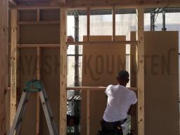 ノボパンの施工が行なわれました！「ノボパン」とは、写真の茶色い壁材の事です。耐力面材と呼ばれるもので、1枚のパネルで柱や桁などを繋ぐことで筋違いの代わりになり、地震などの横揺れに強い家にすることができます！---- COPYRIGHT©2019 霧島市 TDホーム霧島（有）林工務店 ----