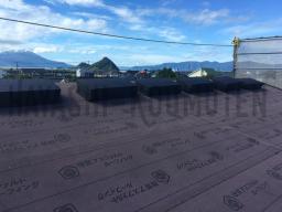 屋根工事が進められました!材料を屋根に上げて並べてから施工が開始されます。---- COPYRIGHT©2019 霧島市 TDホーム霧島（有）林工務店 ----