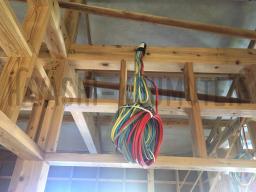 電気配線工事が進められました。配線は、ユニット配線と言う工場であらかじめ組まれたものを使用しています。 青がスイッチ、黄色が照明、赤が専用電源と言う風に 色分けしてあり、分かりやすくなっています。---- COPYRIGHT©2019 霧島市 TDホーム霧島（有）林工務店 ----