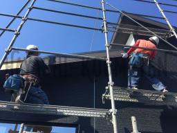 「軒天ボード」や「破風」という仕上げ材が取り付けられました！Ｓ様邸ではブラックで色味が統一されていてとってもカッコイイ感じに仕上がってます！---- COPYRIGHT©2019 霧島市 TDホーム霧島（有）林工務店 ----