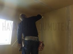 クロス工事が開始されました。いきなりクロスを貼るのではなく、下処理のパテ塗り作業が行なわれます！---- COPYRIGHT©2019 霧島市 TDホーム霧島（有）林工務店 ----