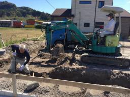 最初に、基礎を作る所を掘る「床掘り」と言う作業が行なわれます---- COPYRIGHT©2019 霧島市 TDホーム霧島（有）林工務店 ----