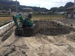 図面通りの高さまで掘ったら、砕石を敷き込んでいきます！---- COPYRIGHT©2019 霧島市 TDホーム霧島（有）林工務店 ----