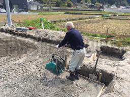 砕石を敷いた所を転圧機でしっかりと締め固めています。こうすることで地盤を強くすることができます！---- COPYRIGHT©2019 霧島市 TDホーム霧島（有）林工務店 ----