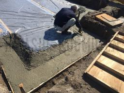 砕石を敷いて転圧を掛けた所に、防湿シートを被せ、周りに 捨コンと言う型枠を設置するためのコンクリートを打設しました！---- COPYRIGHT©2019 霧島市 TDホーム霧島（有）林工務店 ----