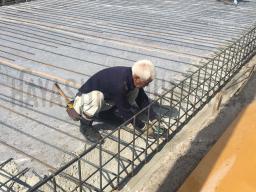 コンクリートが固まったら鉄筋を並べて組み込んでいきます！ コンクリートを打設する所に鉄筋を組み込むことで、圧縮に強いコンクリートと 引っ張りに強い鉄筋が合わさって強い基礎になります！---- COPYRIGHT©2019 霧島市 TDホーム霧島（有）林工務店 ----