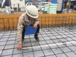 鉄筋組みを終え、配筋検査が行なわれました。設計図通りに施工されているか鉄筋同士の繋ぎ目の長さや鉄筋の間隔など細かく検査されました。---- COPYRIGHT©2019 霧島市 TDホーム霧島（有）林工務店 ----