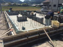 ベースコンクリートが固まったら立ち上がり部分の型枠を組み、さらにコンクリート打設が行なわれます！---- COPYRIGHT©2019 霧島市 TDホーム霧島（有）林工務店 ----