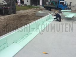 コンクリートがしっかりと固まり、型枠を解体した後に、基礎断熱材を取り付けています！外部に面する部分に基礎断熱材を施工することでコンクリートから伝わる外部の熱を遮断しています！---- COPYRIGHT©2019 霧島市 TDホーム霧島（有）林工務店 ----