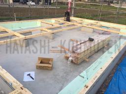 基礎工事が完了したN様邸では、大工さんの工事が始まりました。まずは土台敷き込みと言う最初の大工工事が開始されます。---- COPYRIGHT©2019 霧島市 TDホーム霧島（有）林工務店 ----