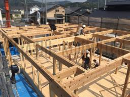 梁や桁などの重い木材をクレーンで持ち上げながら、 この間立てた柱に設置していきます！---- COPYRIGHT©2019 霧島市 TDホーム霧島（有）林工務店 ----