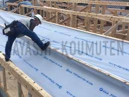 屋根の骨組みを作った上に遮熱シートと言う太陽熱を反射するシートを敷き込みます---- COPYRIGHT©2019 霧島市 TDホーム霧島（有）林工務店 ----