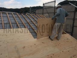 垂木と呼ばれる木材を並べた上に、屋根合板を敷いていきます。 垂木の間が空洞になっているので、屋根内の湿気や熱を排出できるようになっています。---- COPYRIGHT©2019 霧島市 TDホーム霧島（有）林工務店 ----