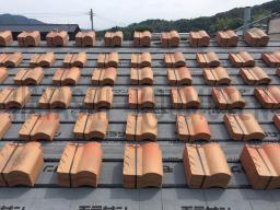屋根下地に瓦桟を取り付けていきます！瓦が搬入され、屋根の上に並べられました！---- COPYRIGHT©2019 霧島市 TDホーム霧島（有）林工務店 ----