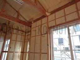 壁から屋根まで発泡ウレタンで包み込まれました！隙間なく施工できる断熱性能の高い発泡ウレタンを使うとエアコンで調節した温度が逃げにくいので、電気代などの節約にも繋がりますよ！---- COPYRIGHT©2019 霧島市 TDホーム霧島（有）林工務店 ----