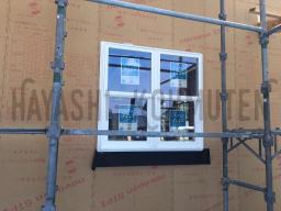 窓は、オール樹脂サッシの窓を使用しています。一般的なサッシと比べて樹脂でできているので熱が伝わりにくく冬でも結露が出にくくなっています！ガラス部分もLow-Eペアガラスと言う熱を遮断する特殊なガラスになっているため、家の断熱性を上げることができます！---- COPYRIGHT©2019 霧島市 TDホーム霧島（有）林工務店 ----