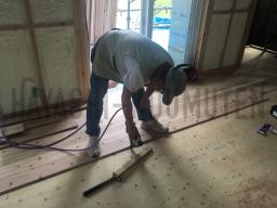 床板の施工が行なわれました！杉の無垢フローリングを施工しました！無垢材なので足触りが良く、冬でもヒヤッとしないところがいいですね！---- COPYRIGHT©2019 霧島市 TDホーム霧島（有）林工務店 ----