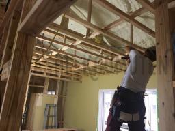 天井下地組みと言って天井の石膏ボードを留めるための 受け材を組んでいます。---- COPYRIGHT©2019 霧島市 TDホーム霧島（有）林工務店 ----