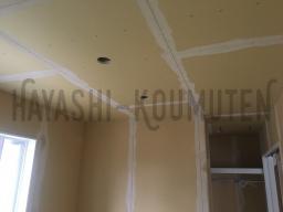 クロス工事が開始されました！まずは石膏ボードの繋ぎ目やビスを打ってある部分を平らにしていくためにパテ塗り作業が行なわれます！---- COPYRIGHT©2019 霧島市 TDホーム霧島（有）林工務店 ----