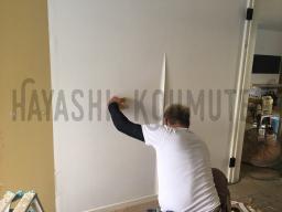 何度もパテを塗り込み平らにした後、やっとクロスが貼られます！---- COPYRIGHT©2019 霧島市 TDホーム霧島（有）林工務店 ----