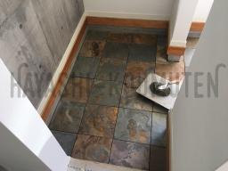 玄関の中に天然石の錆石タイルが貼られました(*´∇｀*) ゴツゴツしたタイルが自然の風合いでおしゃれに仕上がってます！---- COPYRIGHT©2019 霧島市 TDホーム霧島（有）林工務店 ----