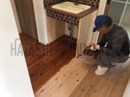 床塗装工事。植物由来の体にやさしい塗料を使用しています。---- COPYRIGHT©2019 霧島市 TDホーム霧島（有）林工務店 ----