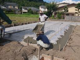 「防湿シート」と言う湿気が上がってこないようにするシートを敷きます！ 周りには「捨てコン」と言う基礎の型枠を設置するためのコンクリートが打設されています！ ---- COPYRIGHT©2018 霧島市 TDホーム霧島（有）林工務店 ----