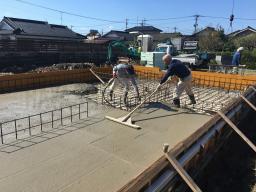 コンクリートを流し込んだら、表面を平らに均していきます ---- COPYRIGHT©2018 霧島市 TDホーム霧島（有）林工務店 ----