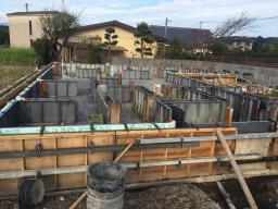 コンクリートが固まった後、立ち上がり部分の型枠を組みます ---- COPYRIGHT©2018 霧島市 TDホーム霧島（有）林工務店 ----