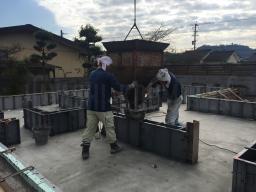 立ち上がり部分の型枠にコンクリートを打設します ---- COPYRIGHT©2018 霧島市 TDホーム霧島（有）林工務店 ----