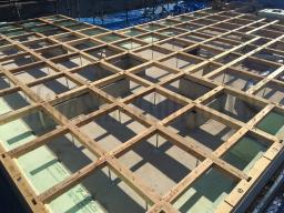 木材を格子状に組み合わせていき、この上に合板を 敷き込みます。 ---- COPYRIGHT©2018 霧島市 TDホーム霧島（有）林工務店 ----