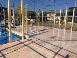 クレーンを使っての建込み が行なわれました(｡･ω･)ﾉﾞ柱を立てる所から作業が行なわれました！---- ©2019 霧島市 TDホーム霧島（有）林工務店 ----