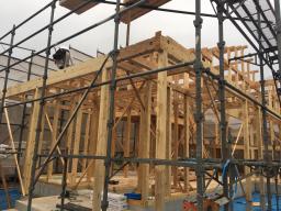 1階部分が組み終わり、次は2階部分です！ 梁、桁に2階の柱を立て、1階と同じ様に木材を取り付けます！無事上棟を迎えることができました！---- ©2019 霧島市 TDホーム霧島（有）林工務店 ----