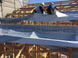 屋根の骨組みを作った上に遮熱シートと言う太陽熱を反射するシートを敷き込みます---- COPYRIGHT©2018 霧島市 TDホーム霧島（有）林工務店 ----